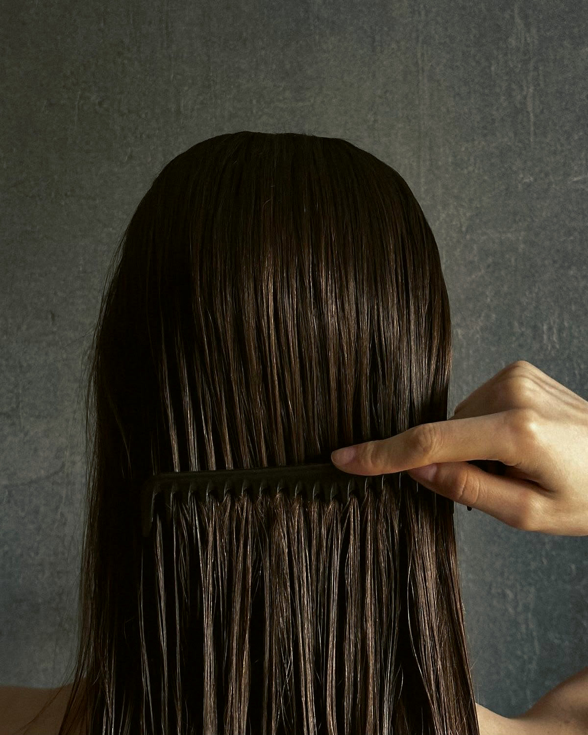 Cabelo real sendo penteado com cuidado
