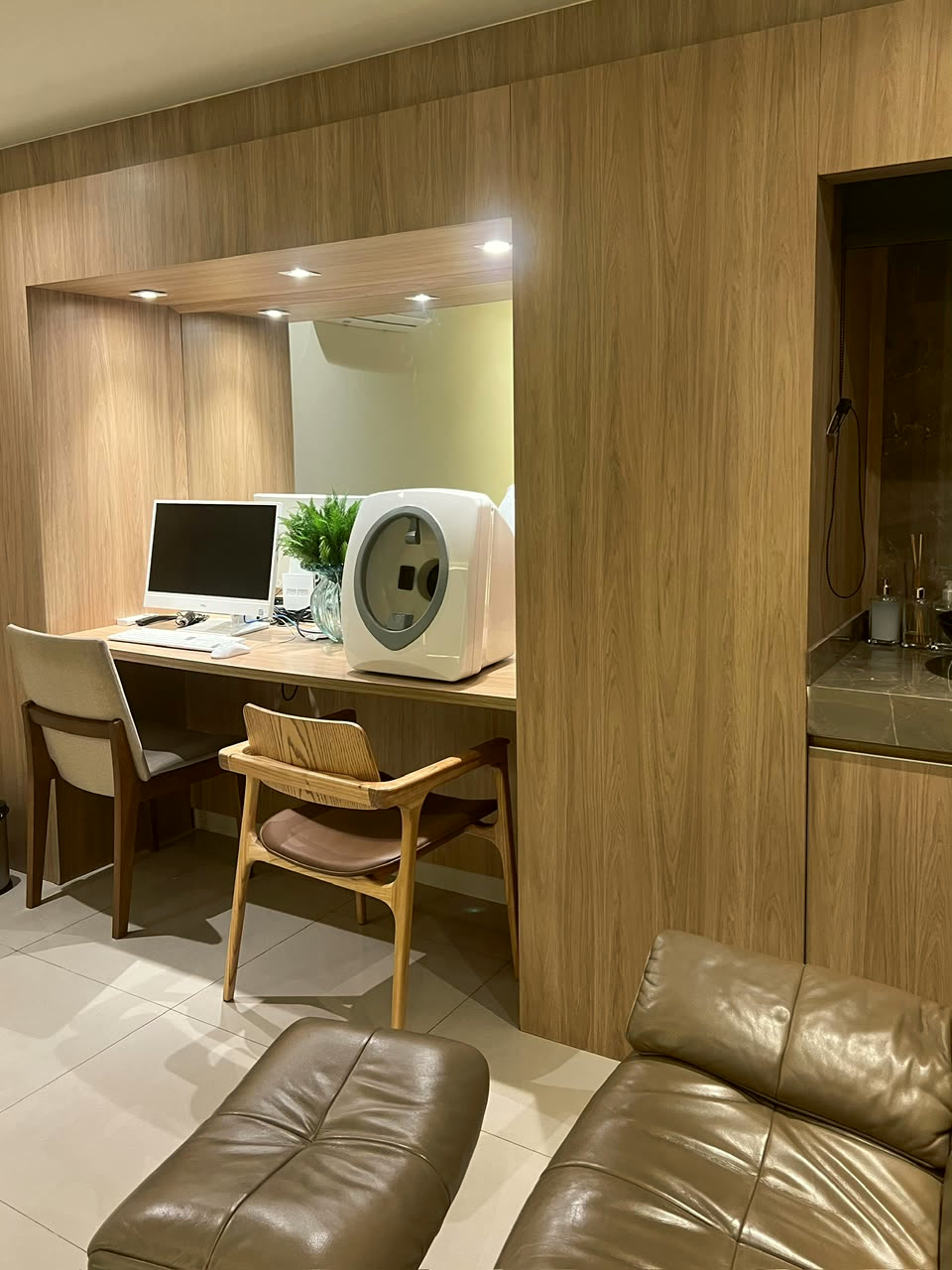 Sala de avaliação da Clínica Caiena com equipamento de análise